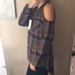 Gibson Latimer Cold Shoulder Plaid Top